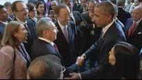 Presidente Ra&uacute;l Castro y Barack Obama se dan la mano en la VII Cumbre de las Am&eacute;ricas. (V&iacute;a: El Tiempo)