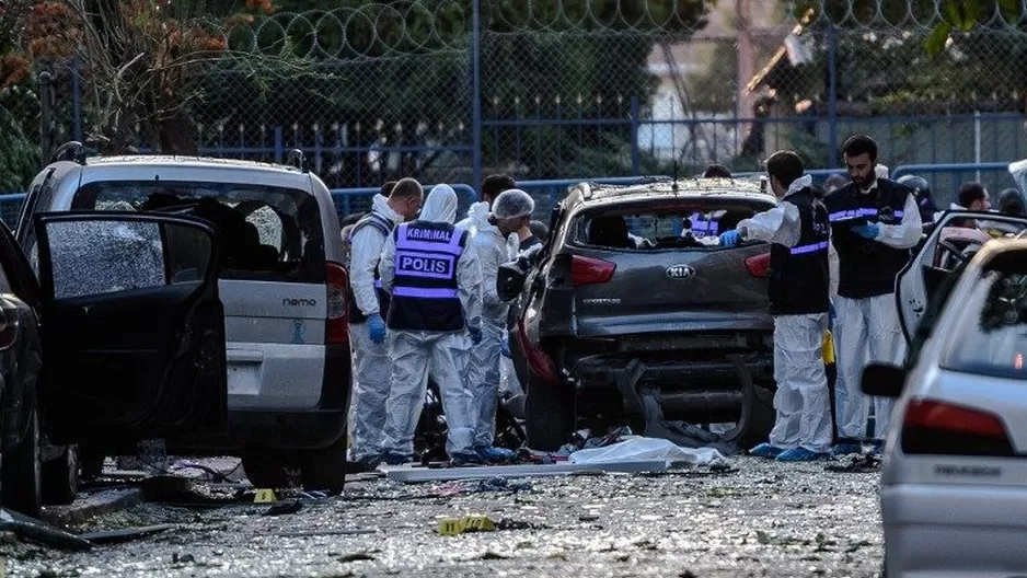 Funcionarios forenses se acercan a la escena de una explosión. (Vía: AFP)