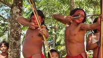 Una tribu afila sus flechas contra invasores de la Amazonia. Video: AFP