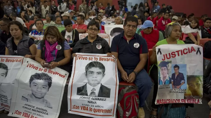 Amigos y familiares de los 43 estudiantes desaparecidos esperan antes de que los expertos de la Comisión Americana de Derechos Humanos entregue sus primeras conclusiones del caso. (Vía: AFP) Amigos y familiares de los 43 estudiantes desaparecidos esperan antes de que los expertos de la Comisión Americana de Derechos Humanos entregue sus primeras conclusiones del caso. (Vía: AFP)