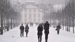 La gente camina por la nieve Estrasburgo. (Vía: AFP)