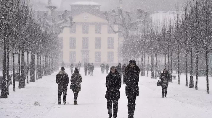 La gente camina por la nieve Estrasburgo. (Vía: AFP) La gente camina por la nieve Estrasburgo. (Vía: AFP)