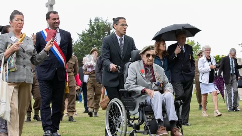 Excombatiente peruano del Desembarco en 1944, Jorge Sanjinez, regresa a Normandía tras 75 años. Foto: AFP