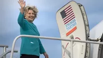 Hillary Clinton aborda un avión con destino a Filadelfia. (Vía: AFP)