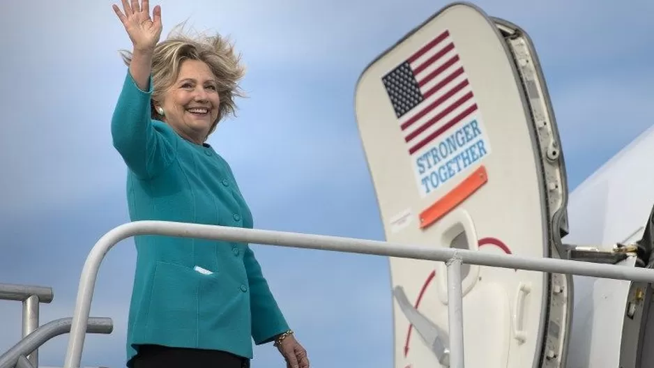 Hillary Clinton aborda un avión con destino a Filadelfia. (Vía: AFP)