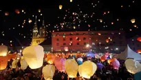 Multitud suelta lámparas al cielo en Croacia. Foto: Reuters