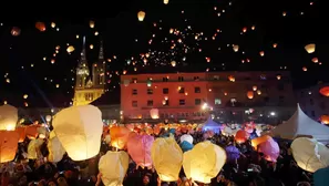 Multitud suelta lámparas al cielo en Croacia. Foto: Reuters