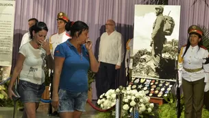 La gente rinde tributo al líder cubano Fidel Castro. (Vía: AFP)