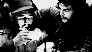 Fidel Castro enciende un cigarro junto a Ernesto 'Che' Guevara. (Vía: AFP)