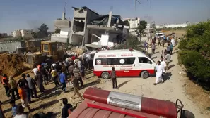 Trabajadores de rescate palestinos buscan sobrevivientes luego de un ataque militar israelí en Rafah. Foto: AFP