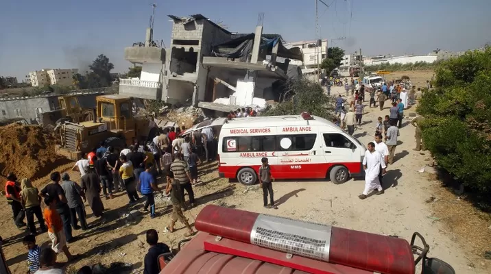 Trabajadores de rescate palestinos buscan sobrevivientes luego de un ataque militar israelí en Rafah. Foto: AFP Trabajadores de rescate palestinos buscan sobrevivientes luego de un ataque militar israelí en Rafah. Foto: AFP