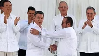 El presidente Juan Manuel Santos y el jefe de las FARC, Rodrigo Londoño, celebraron la firma del acuerdo. Foto: Difusión