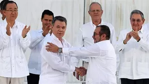 El presidente Juan Manuel Santos y el jefe de las FARC, Rodrigo Londoño, celebraron la firma del acuerdo. Foto: Difusión