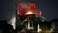 Bomberos de Francia dudan de poder detener la propagación del incendio por la cubierta de la catedral. Foto: EFE