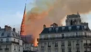 Francia: aguja central de la catedral de Notre Dame en París cae por el incendio