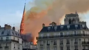 Producto del incendio registrado en la catedral de Notre Dame en París la cúpula del emblemático monumento cayó. Foto: Captura