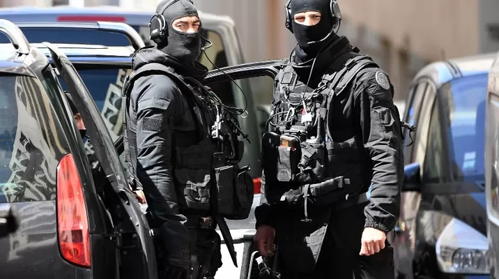Policía especial de Francia arrestó a dos sospechosos en Marsella. Foto: AFP Policía especial de Francia arrestó a dos sospechosos en Marsella. Foto: AFP