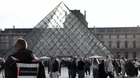 Francia detiene a dos implicados en millonario robo del Louvre
