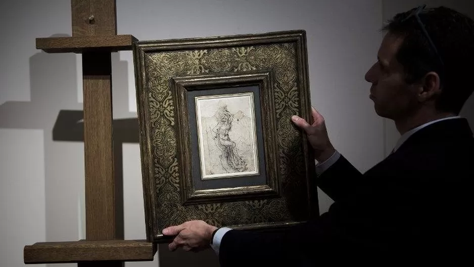 Un miembro de la casa de subastas Tajan de París exhibe un dibujo previamente desconocido de Leonardo da Vinci. (Vía. AFP)