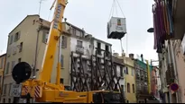 Francia: Hombre de 300 kilos es evacuado de su casa con una grúa. Foto: AFP