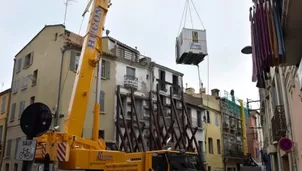 Francia: Hombre de 300 kilos es evacuado de su casa con una grúa. Foto: AFP