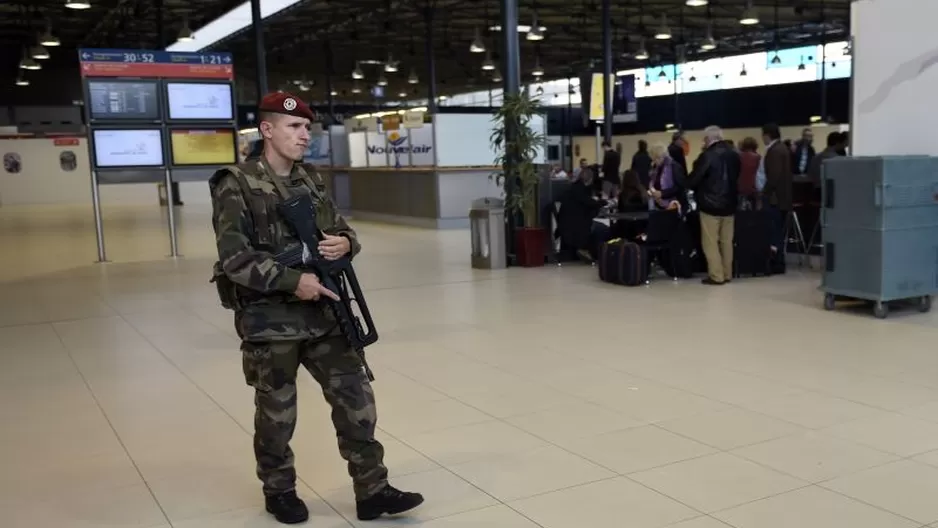 Seguridad en aeropuerto de Francia. Foto: AFP