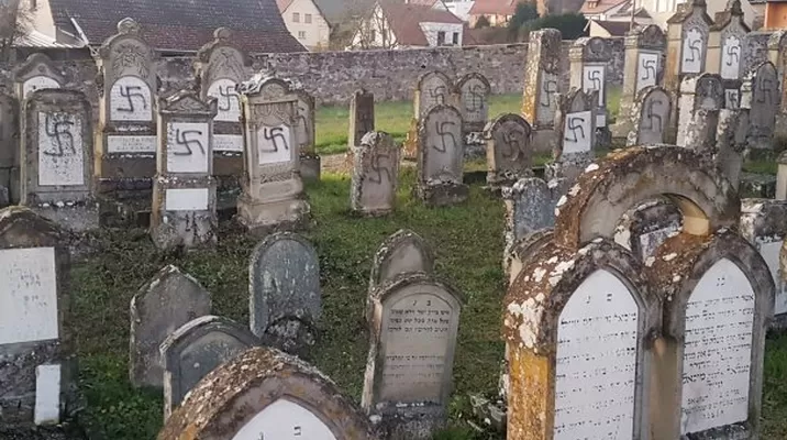 En Francia, varias "inscripciones antisemitas", en su mayoría "cruces gamadas", fueron descubiertas. Foto: AFP En Francia, varias "inscripciones antisemitas", en su mayoría "cruces gamadas", fueron descubiertas. Foto: AFP