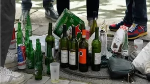 Francia prohibirá beber alcohol en la calle dentro de nuevas restricciones por alza del COVID-19. Foto referencial: AFP