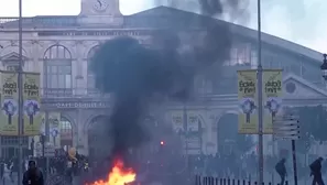 Incendio en el ayuntamiento de Limoges provoca el colapso de su histórico campanario tras masivas protestas en Francia. Las movilizaciones del sábado reunieron a más de 550.000 personas y dejaron al menos seis edificios públicos vandalizados. Video: Canal N