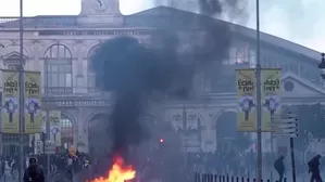 Incendio en el ayuntamiento de Limoges provoca el colapso de su histórico campanario tras masivas protestas en Francia. Las movilizaciones del sábado reunieron a más de 550.000 personas y dejaron al menos seis edificios públicos vandalizados. Video: Canal N