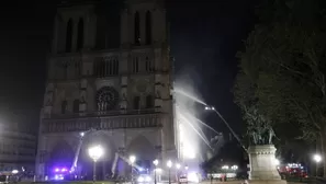 Los bomberos consiguieron salvar &quot;la estructura&quot; de Notre Dame de Par&iacute;s y siguen luchando contra el incendio. Foto: EFE