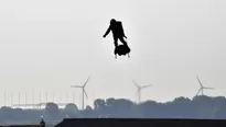 Inventor francés Franky Zapata fracasó este jueves en su intento por atravesar el Canal de la Mancha. Foto: AFP/Video: Canal N