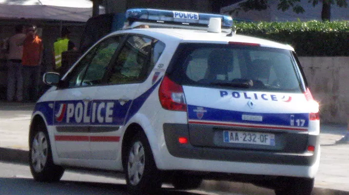 El hombre puede estar armado con un cuchillo y explosivos, informa Reuters citando a representantes de la Policía local. (Vía: AFP) El hombre puede estar armado con un cuchillo y explosivos, informa Reuters citando a representantes de la Policía local. (Vía: AFP)
