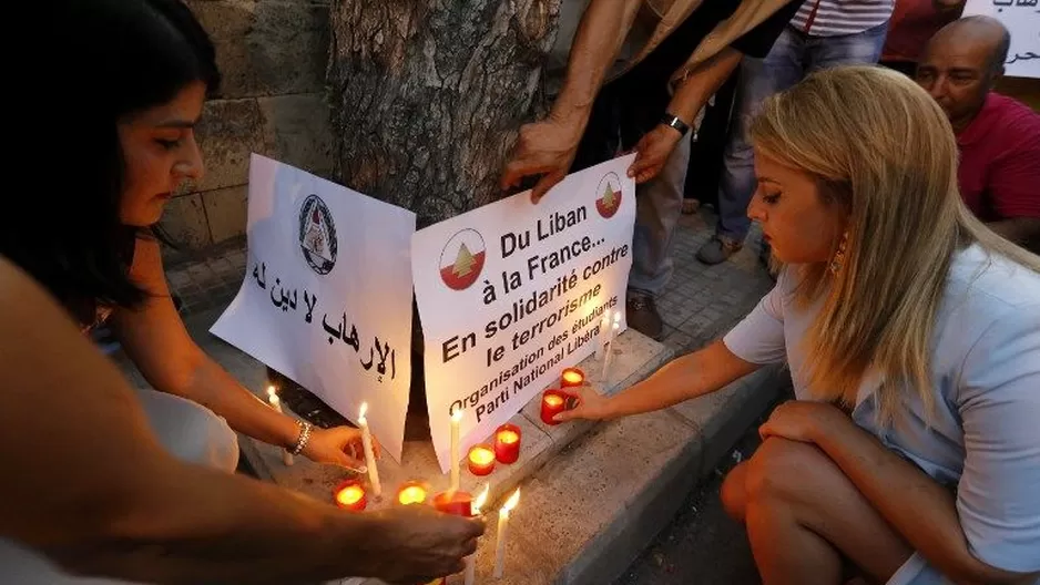 Vigilia por las víctimas de los atentados en Francia. (Vía: AFP)