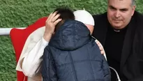 Papa Francisco y un niño en Roma. Foto: AFP