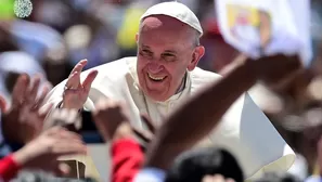 Papa Francisco tiende la mano a indígenas. (Vía: AFP)