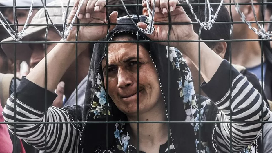 Un refugiado se sit&uacute;a en la frontera de Hungr&iacute;a. (V&iacute;a: AFP)