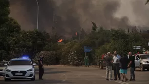 Grecia: Evacúan dos suburbios de Atenas por un fuerte incendio que ha quemado casas. Foto referencial: AFP