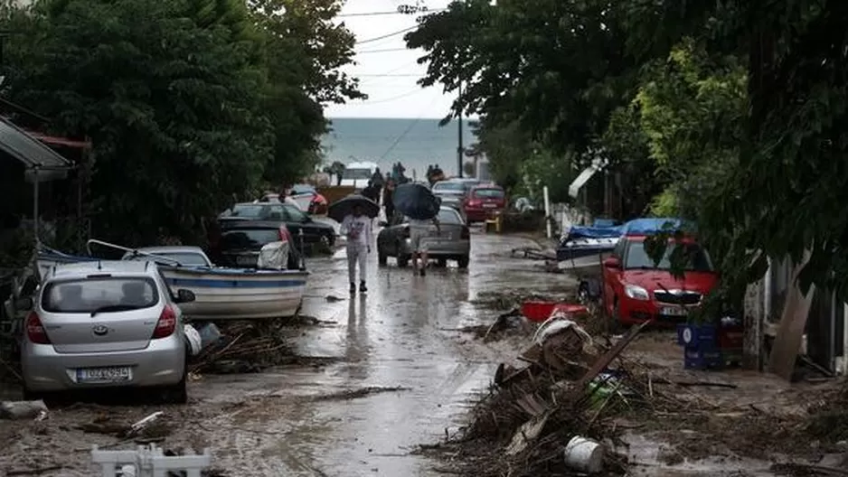 Las fuertes lluvias hicieron que pequeños arroyos se convirtieran en torrentes y se desbordaran ríos. (Vía: Twitter)