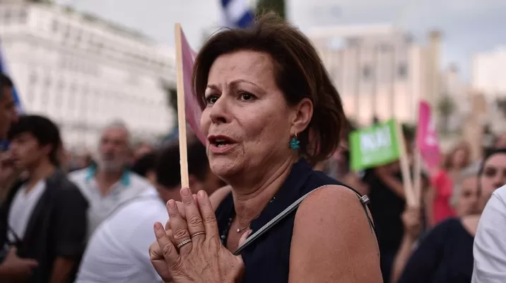 Al menos 20.000 personas las que se concentraron ante el parlamento en Atenas a favor de decir "Sí" a las exigencias de los acreedores internacionales. (Vía: AFP) Al menos 20.000 personas las que se concentraron ante el parlamento en Atenas a favor de decir "Sí" a las exigencias de los acreedores internacionales. (Vía: AFP)