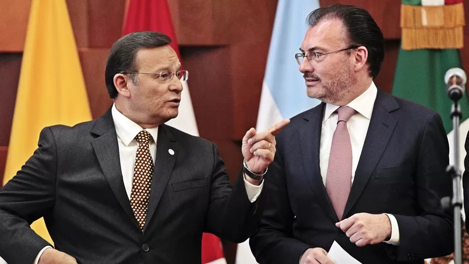 Los cancilleres Luis Videgaray (México) y Néstor Popolizio (Perú). Foto: EFE