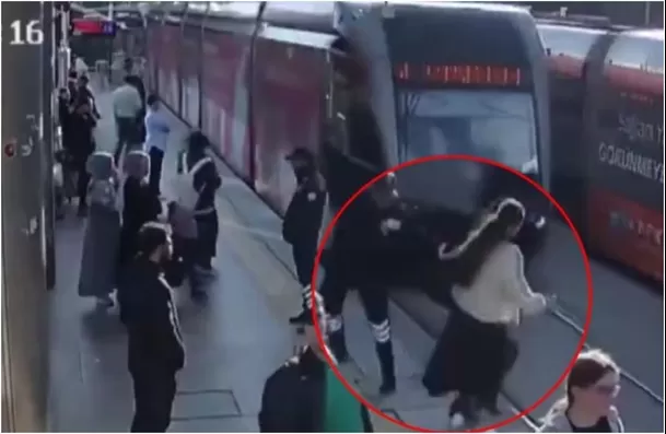 El guardia de seguridad pudo salvar a la mujer de ser atropellada por un tren en Turquía / Captura