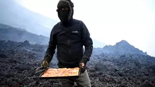 Guatemala: Hornean pizza sobre la lava que brota del volcán Pacaya. Foto: AFP