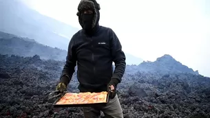 Guatemala: Hornean pizza sobre la lava que brota del volcán Pacaya. Foto: AFP