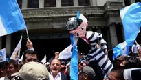 Manifestantes exigen dimisión del presidente de Guatemala. Video: AFP