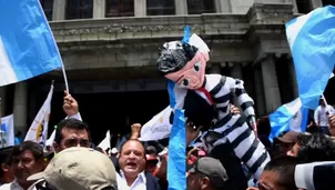 Manifestantes exigen dimisión del presidente de Guatemala. Video: AFP