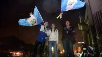 Guatemaltecos celebran despu&eacute;s que el Congreso vot&oacute; por unanimidad para despojar de la inmunidad al asediado presidente Otto P&eacute;rez. (V&iacute;a: AFP)