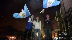 Guatemaltecos celebran despu&eacute;s que el Congreso vot&oacute; por unanimidad para despojar de la inmunidad al asediado presidente Otto P&eacute;rez. (V&iacute;a: AFP)