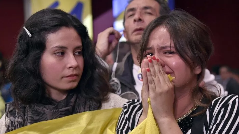 Una mujer llora tras conocer resultados del plebiscito. (Vía: AFP)