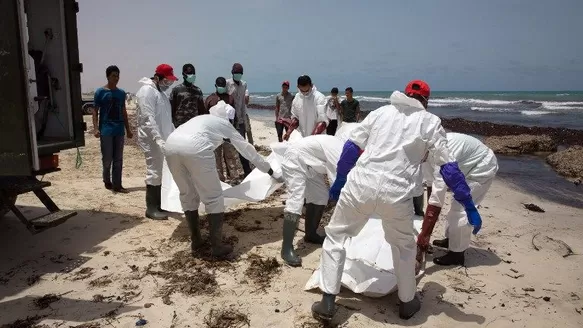 Equipos de rescate de las costas de Libia intentan rescatar a los migrantes. (Vía: AFP)